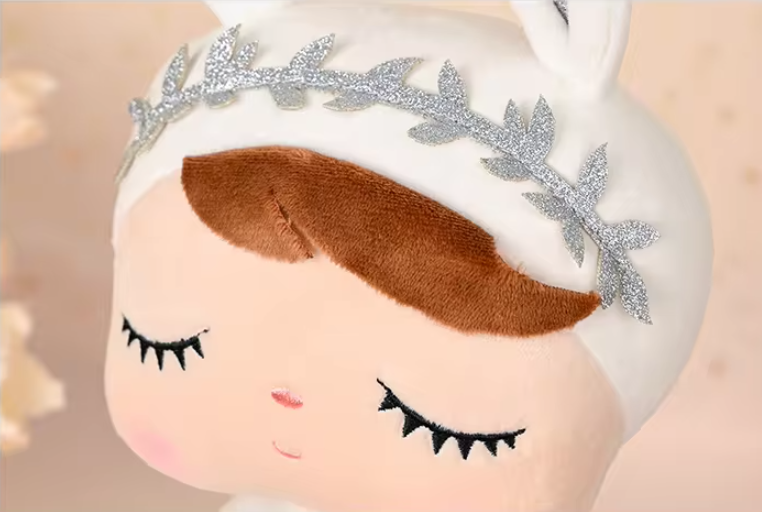 Peluche Angela Butter: Princesse Mariée Douce en Robe Blanche