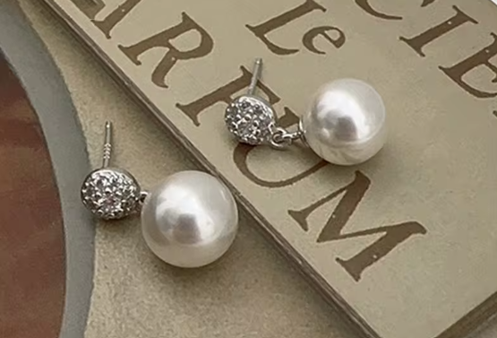 Boucles d'oreilles de haute joaillerie françaises ornées de perles ovales en zircon et argent