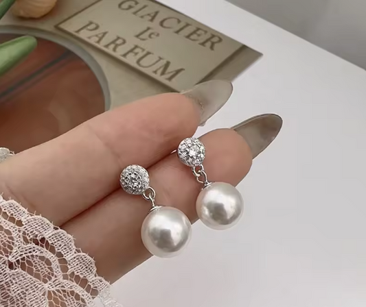 Boucles d'oreilles de haute joaillerie françaises ornées de perles ovales en zircon et argent