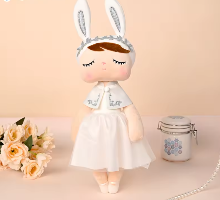 Peluche Angela Butter: Princesse Mariée Douce en Robe Blanche