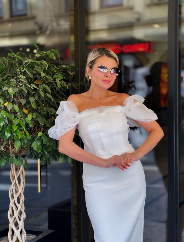 Robe détaillée en tulle écru à col et manches