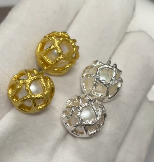 Boucles d'oreilles de royauté avec perles d'eau douce plaquées or 18K et Rhodium