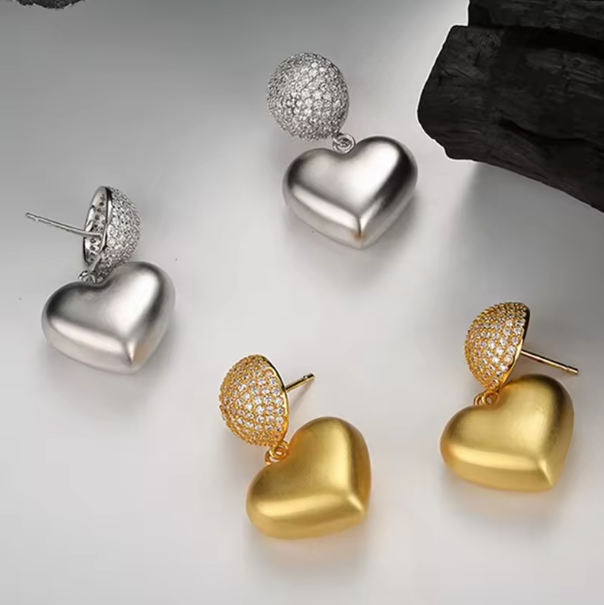 Boucles d'oreilles cœur en plaqué Or 18K  et Rhodium avec micro zircon étincelant
