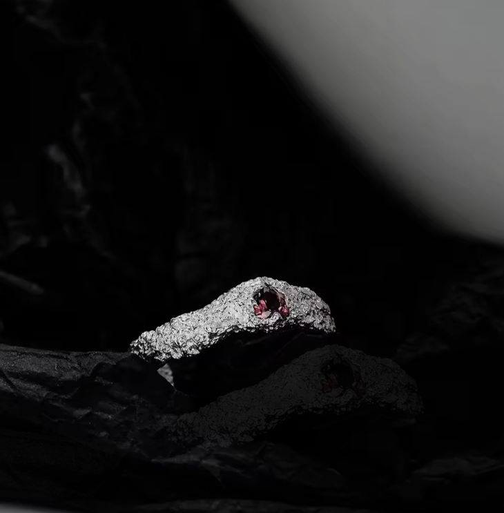 Bague naturelle en rubis avec texture en cristal et strass