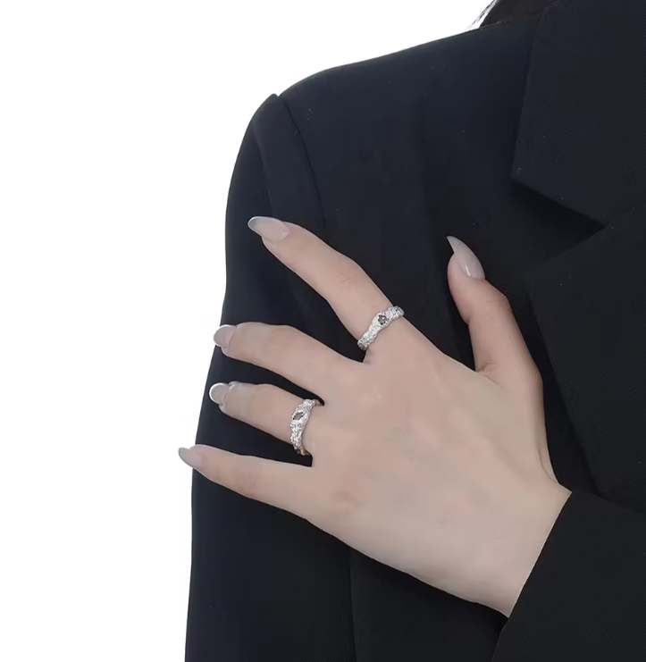 Bague naturelle en rubis avec texture en cristal et strass