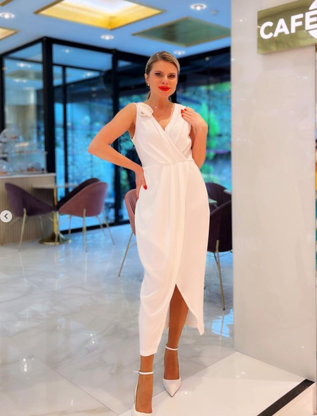 Robe écrue à taille asymétrique, fendue et ornée de détails roses