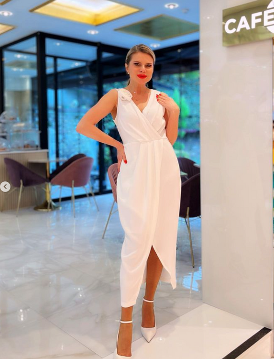 Robe écrue à taille asymétrique, fendue et ornée de détails roses
