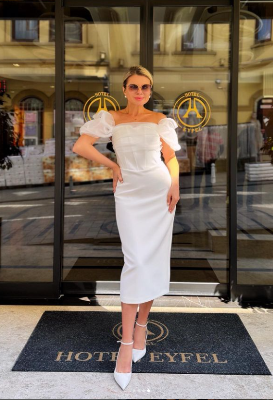 Robe détaillée en tulle écru à col et manches