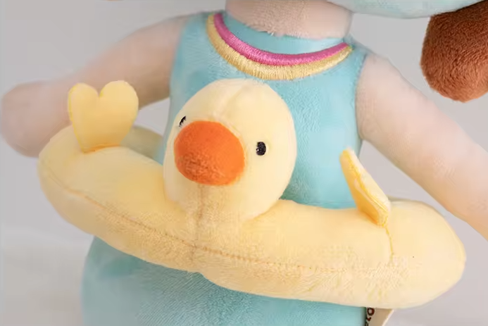 Peluches Adorable dans un anneau de natation