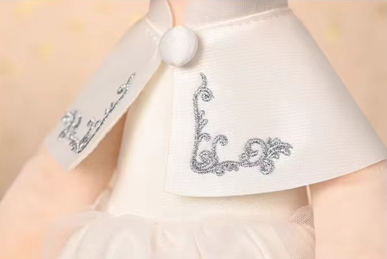 Peluche Angela Butter: Princesse Mariée Douce en Robe Blanche