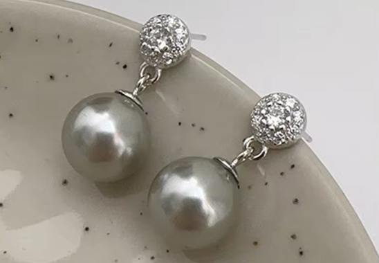 Boucles d'oreilles de haute joaillerie françaises ornées de perles ovales en zircon et argent