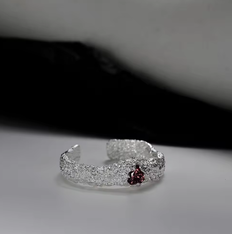 Bague naturelle en rubis avec texture en cristal et strass