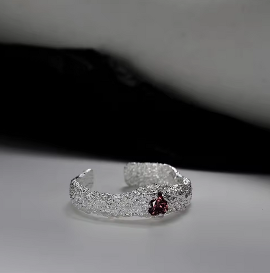Bague naturelle en rubis avec texture en cristal et strass