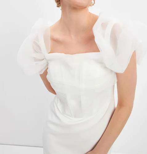 Robe détaillée en tulle écru à col et manches