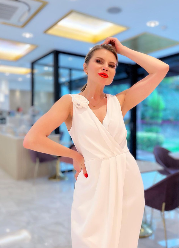 Robe écrue à taille asymétrique, fendue et ornée de détails roses