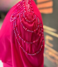 Robe de soirée avec manches bouffantes et détails perlés