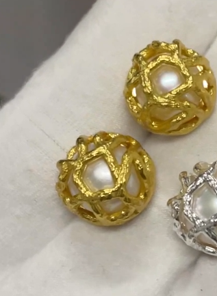 Boucles d'oreilles de royauté avec perles d'eau douce plaquées or 18K et Rhodium
