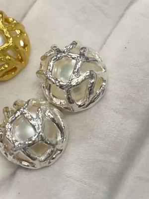 Boucles d'oreilles de royauté avec perles d'eau douce plaquées or 18K et Rhodium